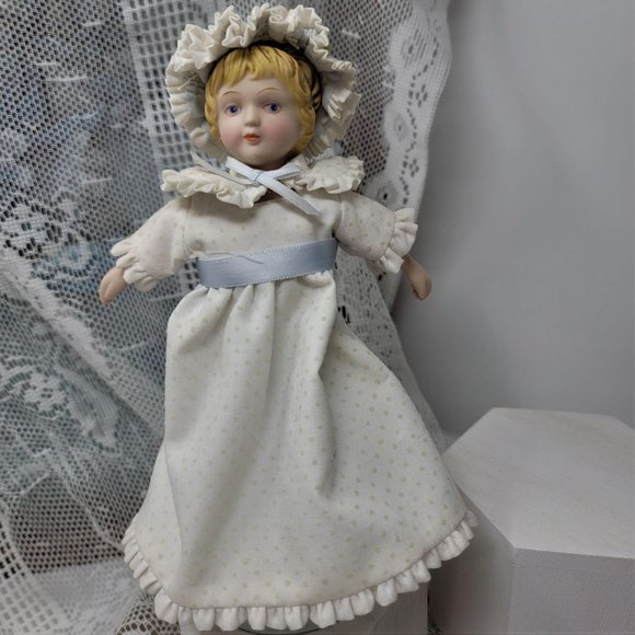 Avon Porcelain 1983 Cloth Dot Dress With Stand - Picture 2 of 10